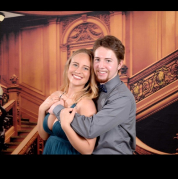 A long evening gown - Picture 4 of 4